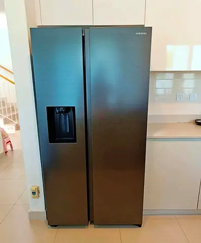 Samsung Refrigerator with Auto water  ice Maker Like New Matt black