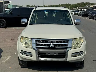 Mitsubshi pajero 2015 white color GCC calen car