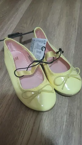 HM yellow pumps