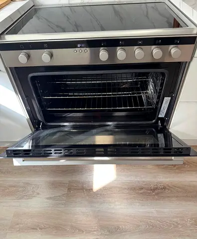 Siemens 5 Cooking Zone Electric Stove with oven 90x60cm