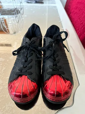 حذاء رياضي اسود ماركة اديداس