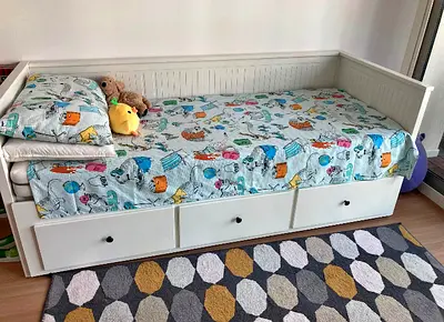 ‎IKEA hamness Day bed with 3 storage drawers underneath and with 2 IKEA mattresses