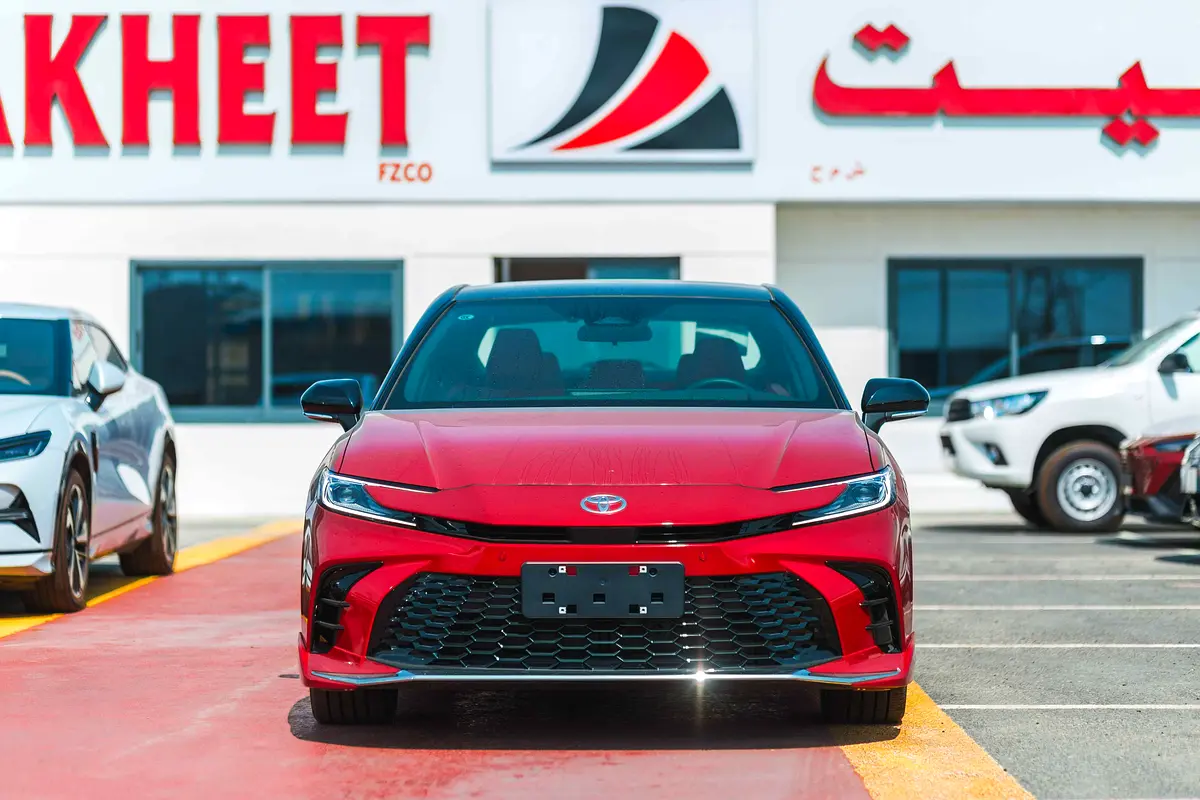 Toyota Camry 2024 — photo 1 of 20