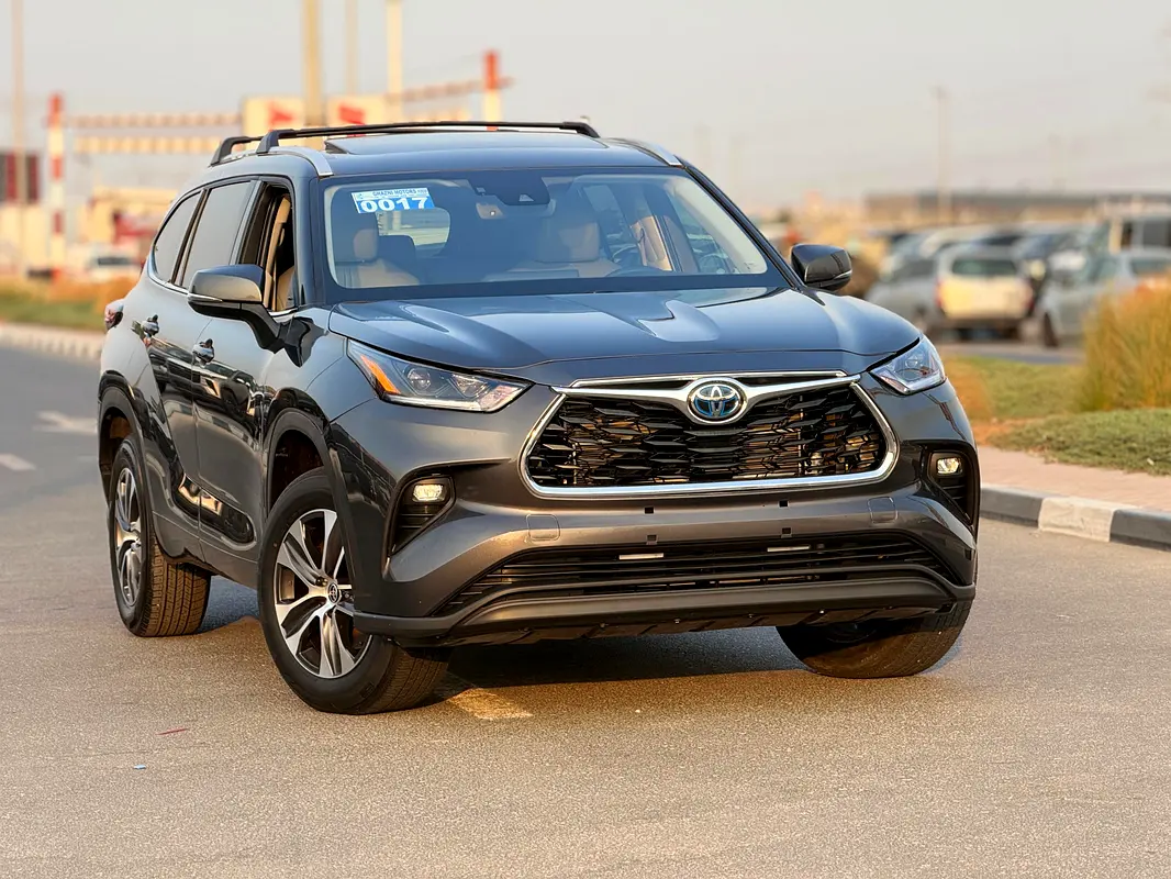 Toyota Highlander 2022 — photo 1 of 20