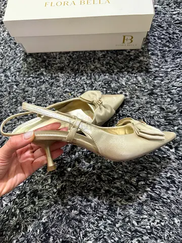 Pointed gold shoes