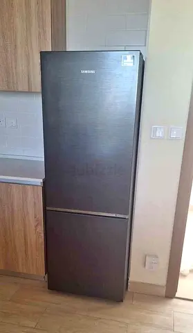 Samsung medium size bottom freezer Refrigerator for Sale - Perfect for Your Kitchen!