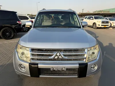 Mitsubshi pajero 2010 silver color GCC calen car