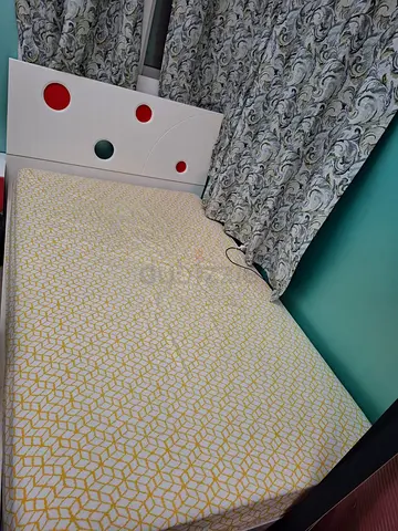 Stylish Queen Size Bed with Unique Design200×120cm