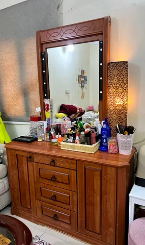 Elegant Wooden Dresser with Mirror - Perfect for Your Bedroom