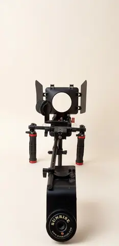 DSLR camera shooting rig with counter-balance and focus ring