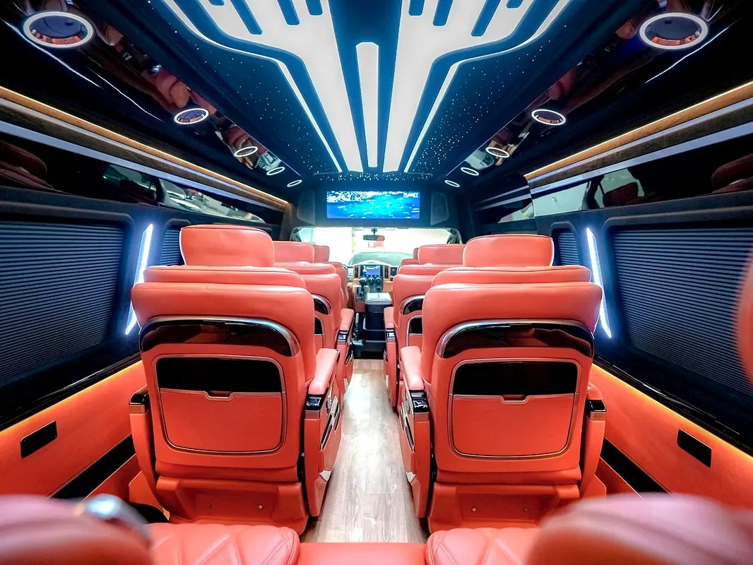 Toyota Hiace 2025 — photo 1 of 20