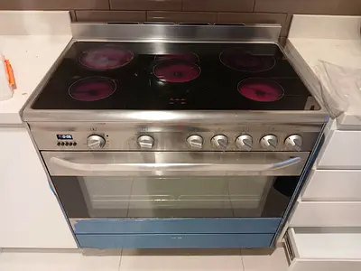 Smeg five burner cooker electric ceramic 90cm neat and clean new model