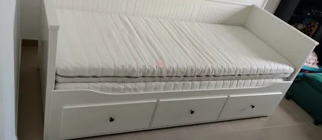 ‎IKEA Hamnes Day bed with 3 storage drawers underneath and with 2 IKEA mattresses is available in ex