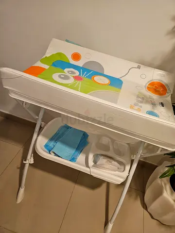 Baby changing table with bathtub