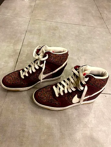 Stylish Nike High Top Sneakers - Perfect for All Occasions!