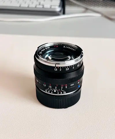 Leica M mount 50 mm 1.5 Zeiss- with lens hood