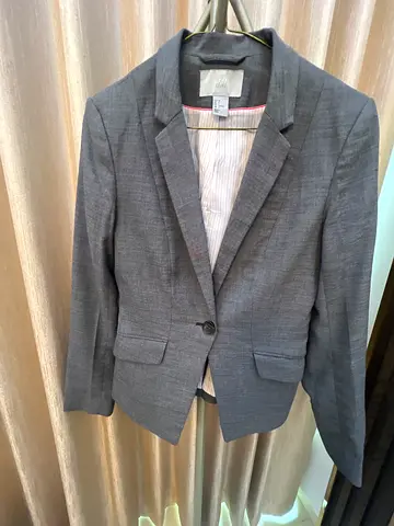 Stylish Gray Blazer for a Sophisticated Look