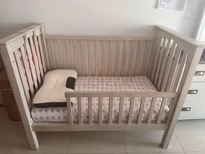Stylish Baby Crib for Sale from Pottery Barn Kid- Perfect for Your Little One! Full railing included