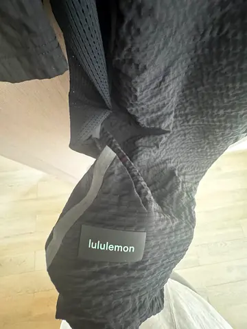 Lululemon men’s black jacket Size M short sleeve