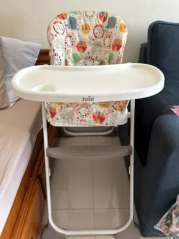 كرسي مرتفع للأطفال