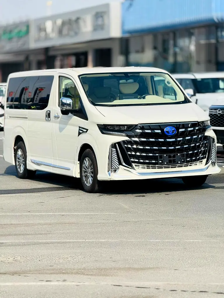 Toyota Hiace 2023 — photo 1 of 13