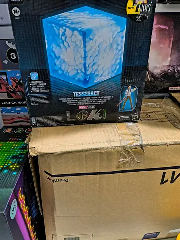 Marvel Tesseract Collectible - Perfect for Avengers Fans!