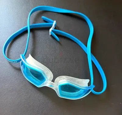 Selling these stylish Speedo swimming goggles