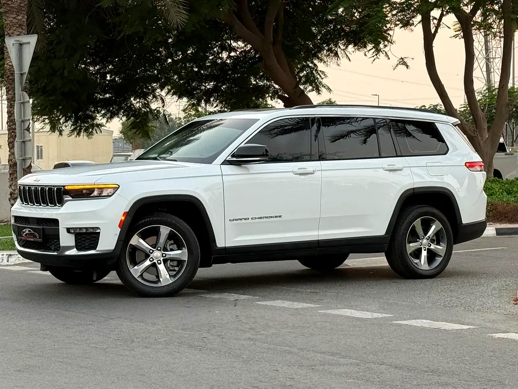 Jeep Grand Cherokee 2022 — photo 1 of 20
