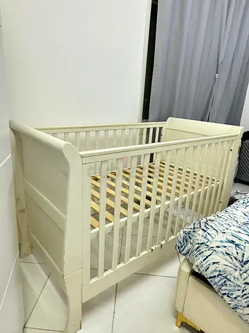 Charming White Crib for Sale - Perfect for Your Babys Nursery!