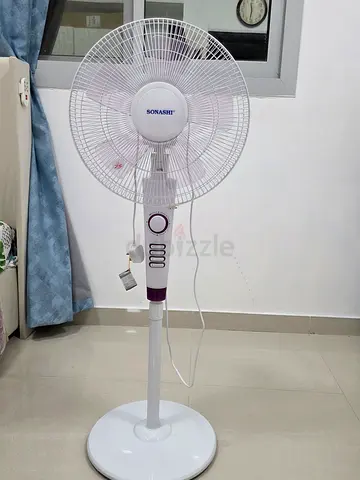 Sonashi Stand Fan – Like New | White with Purple Blades