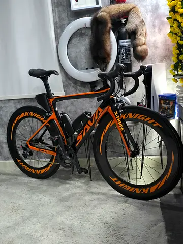 Explore the Streets with this Sleek Racing Bike!