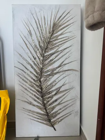 Elegant Wall Art Featuring a Captivating Leaf Design