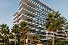 Skyline and City View | Very High Floor