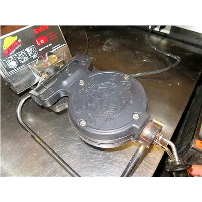 Baker Golden Malted Waffle Maker-صانع بسكوت الوافل