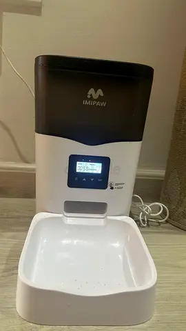 Automatic cat food feeder