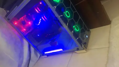 Gaming pc with two moniter and razer mouse