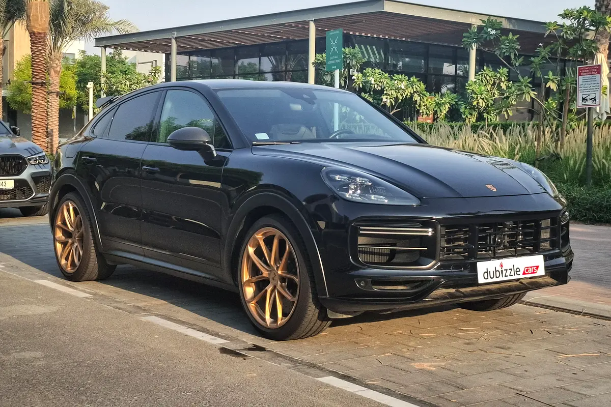 Porsche Cayenne 2022 — photo 1 of 16