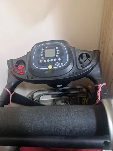 Get Fit with this Reliable Treadmill - Perfect for Home Workouts!