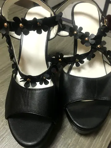 حذاء اسود بكعب عالي للسيدات