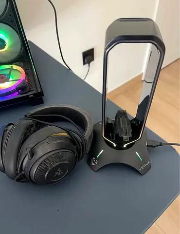 Razer headphones and stand
