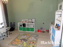 Spacious 5BR Villa | Prime Location Near Parks