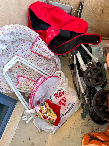 عربة أطفال وسرير أطفال.  مجانا
