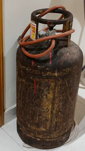 Gas cylinder with 90 percent gas only 5 days used