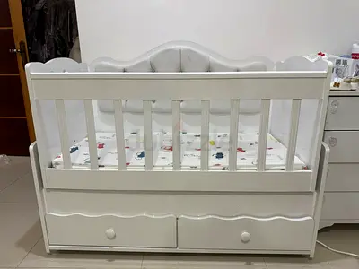Charming White Baby Crib with Storage Drawers brand new