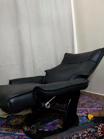 Stylish Black Leather Recliner Chair for Comfort and Relaxation