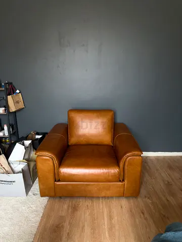 كنبه من هوم سنتر بماركة سيرو ،، Leather Sofa in Excellent Condition – Home Centre (Cerro Brand)