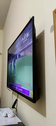 TCL 40-inch smart LED TV for Sale - Perfect Condition!