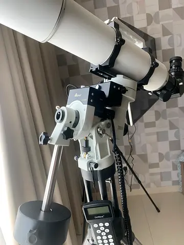 Apochromatic refractor with equatorial mount