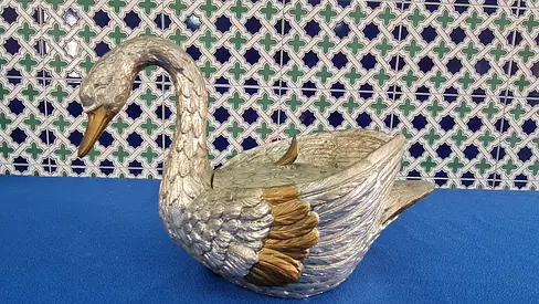 مجسم وزه  معدني أنيق