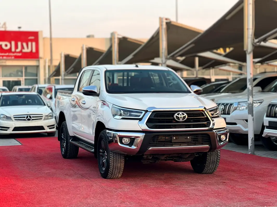 Toyota Hilux 2025 — photo 1 of 15